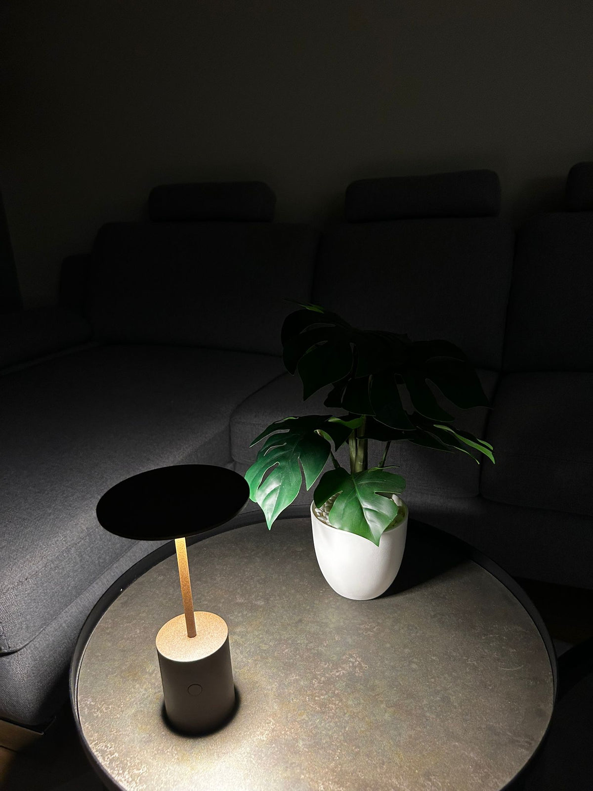 Arkoslight, Akku-Tischleuchte Yoru, Couch, stilvolle Tischbeleuchtung