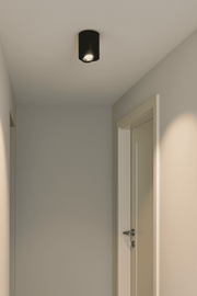 Schwarzer Deckenstrahler in Wohnzimmer, Dodo Aufbaustrahler, flexible Lichtsteuerung