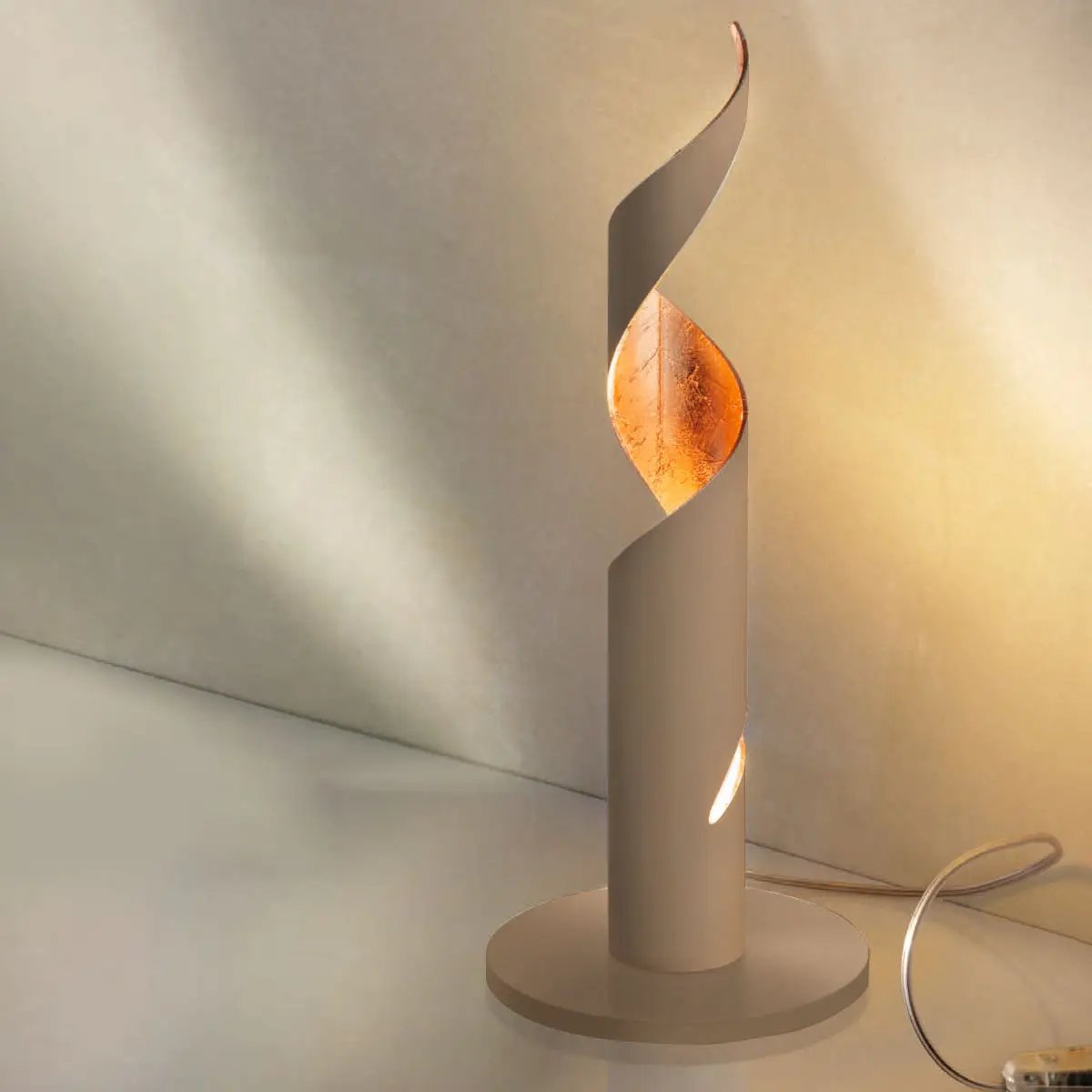 Braga, Tischleuchte Truciolo klein 37cm, Taupe-Blattkupfer, moderne Lichtlösung