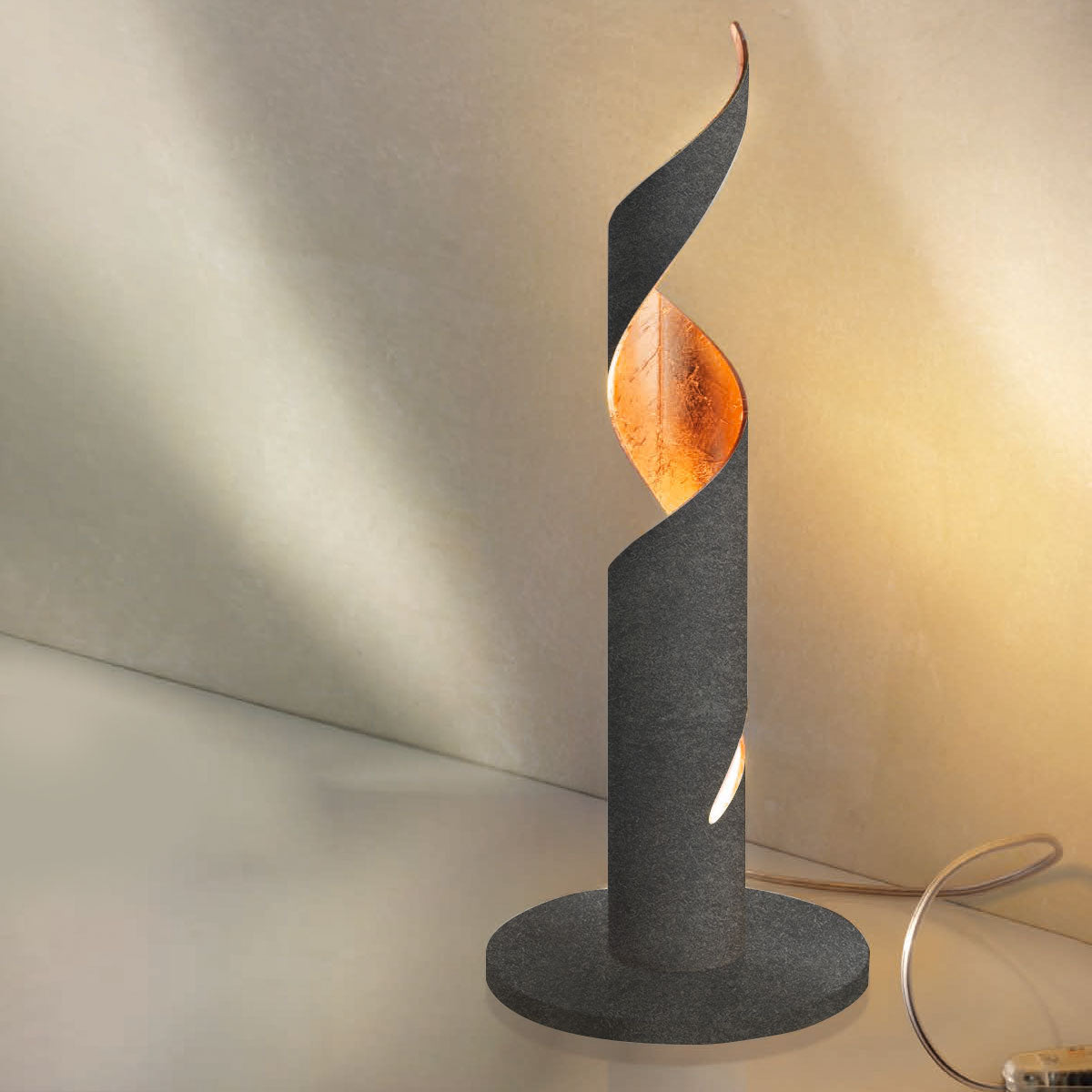 Braga, Tischleuchte Truciolo klein 37cm, Eisen-Blattkupfer, dekorative Raumbeleuchtung