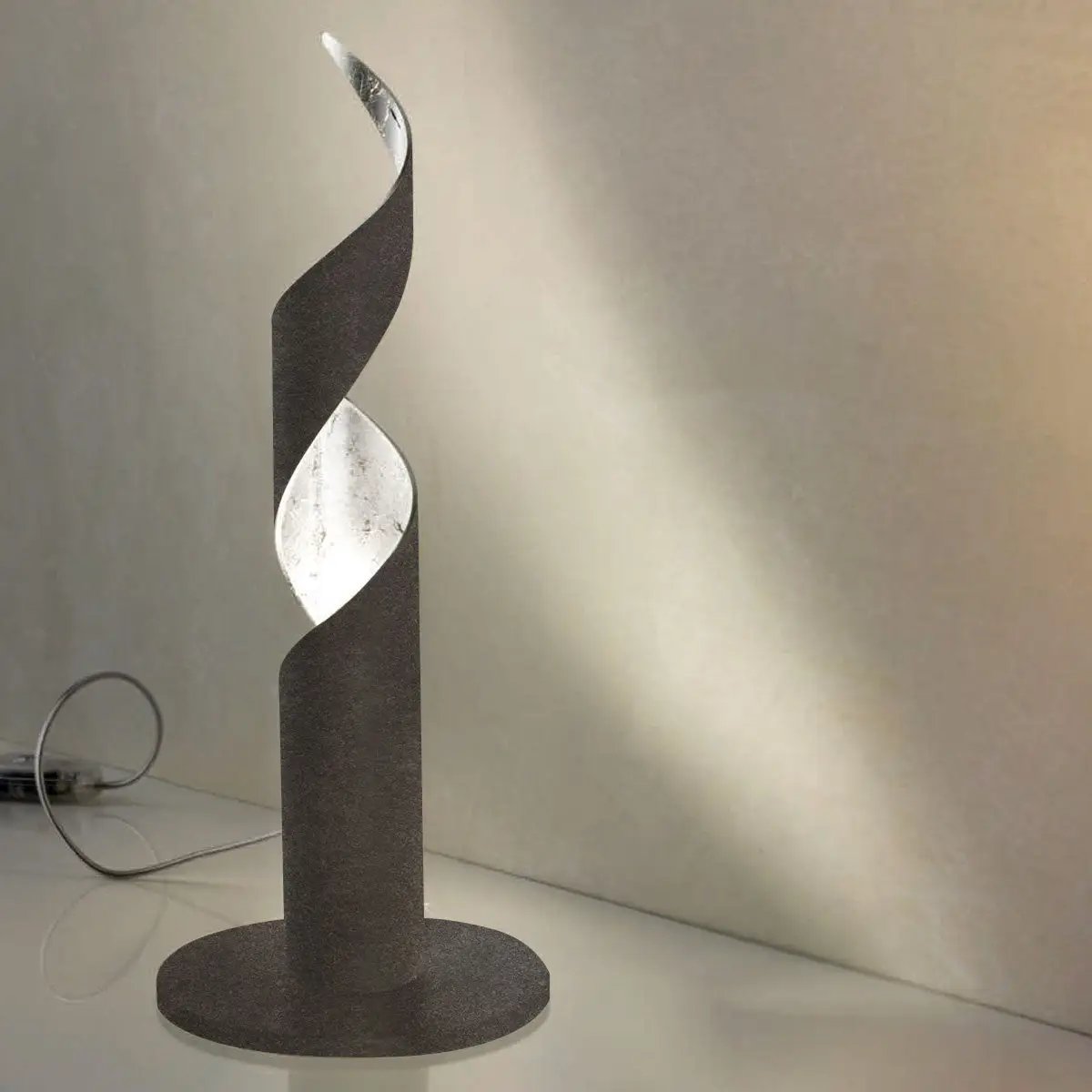 Braga, Tischleuchte Truciolo klein 37cm, Eisen-Blattsilber, stilvolle Lichtlösung