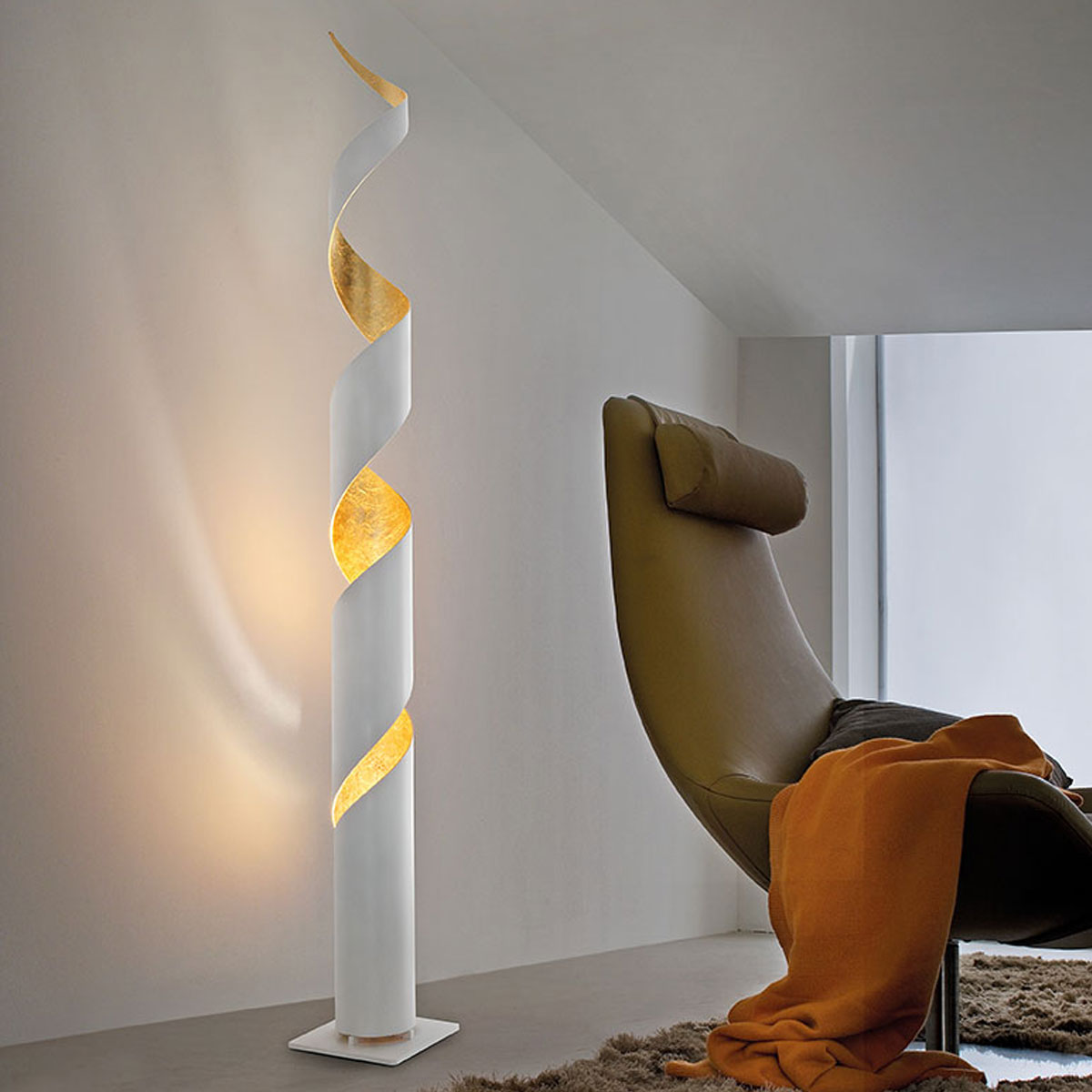 Braga, Stehleuchte Truciolo E27, Weiss-Blattgold, stilvolle Lichtlösung
