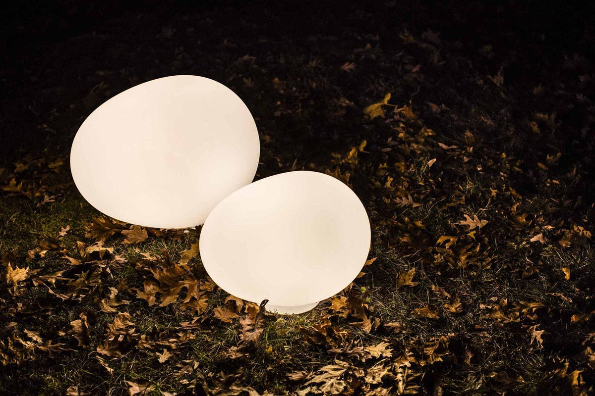 Foscarini, Aussenkugelleuchte Gregg, Raumbild Außenbereich Nacht