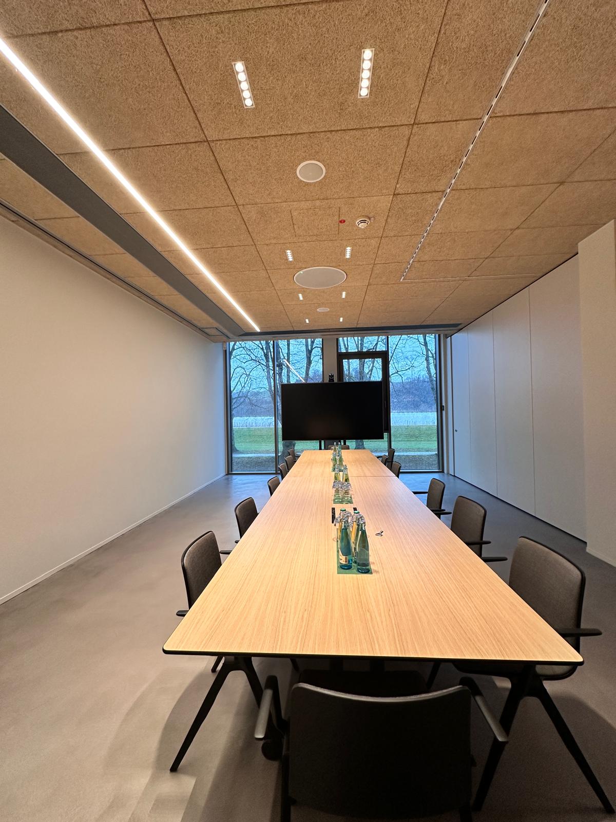 Arkoslight Black Foster LED Spots 5-fach, weiss, moderne Anwendung im Konferenzraum
