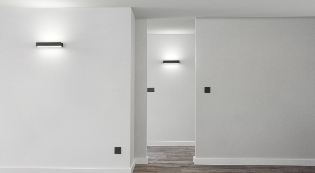 Arkoslight, Wandleuchte Rec Double, Schwarz Raumbild, moderne Lichtlösung