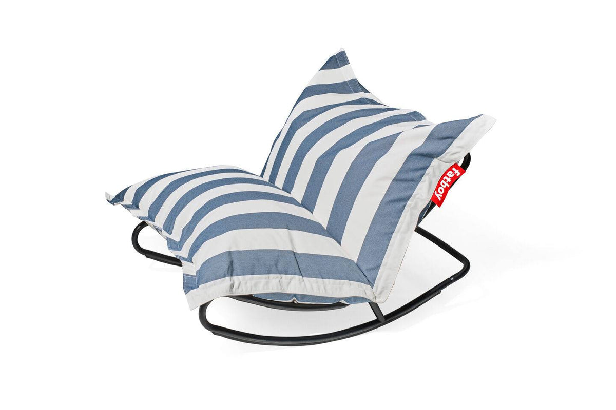 Bunter Sitzsack im Schaukelstuhl-Stil mit Streifenmuster, ideal zum Entspannen im Außenbereich