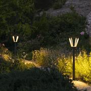 Solar-Stehleuchte im Garten bei Nacht