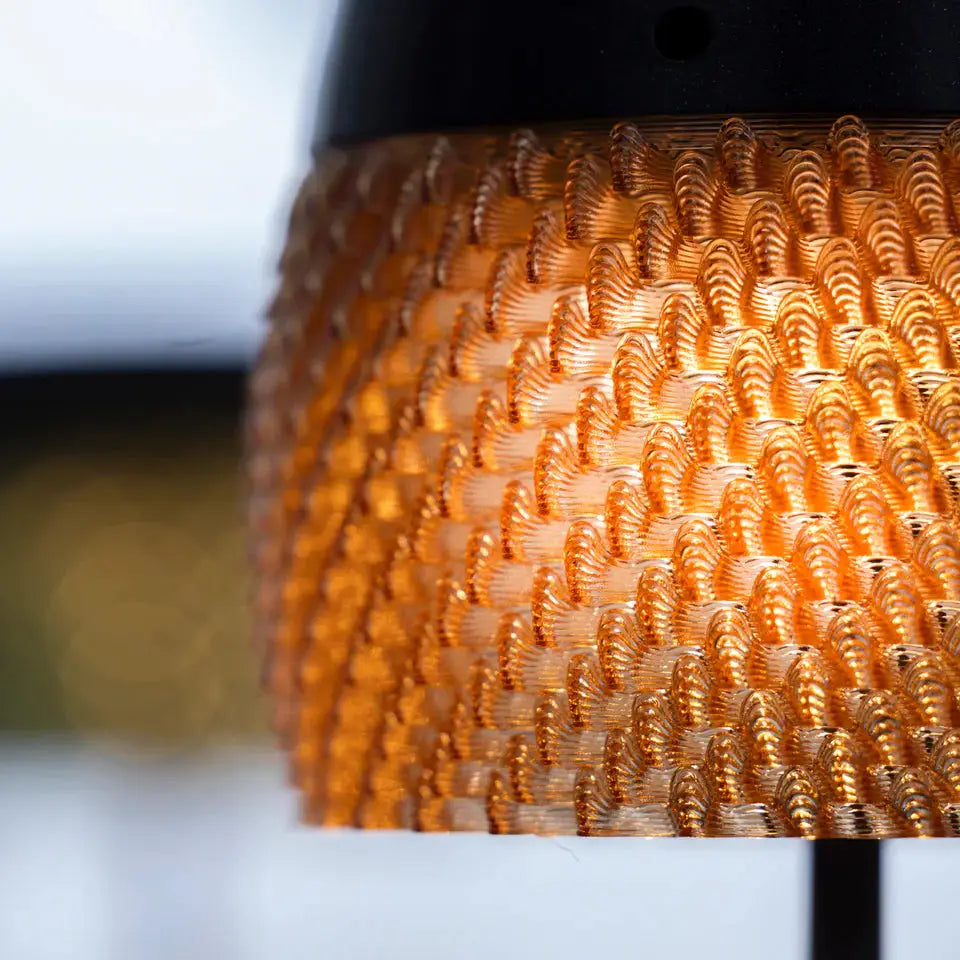 Nahaufnahme der orangefarbenen Solarleuchte