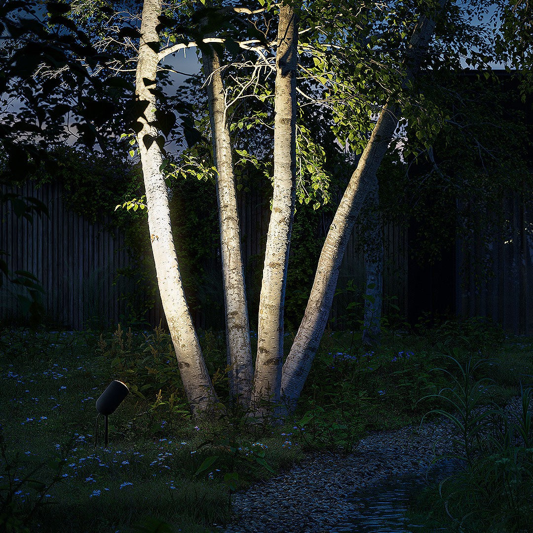 IP44.de LED Spießleuchte shot, schwarz, moderne Anwendung im Garten