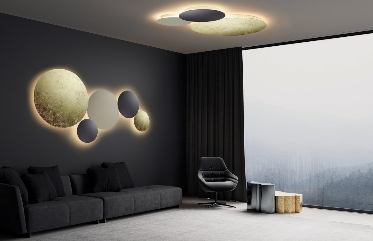 Escale Blade als Leuchtengruppe an Wand und Decke im Wohnraum