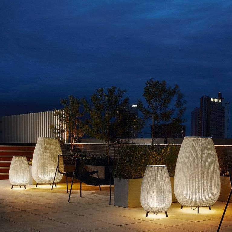 Abendliche Gartenbeleuchtung mit Aussenleuchte Amphora, stilvolle Außenbeleuchtung