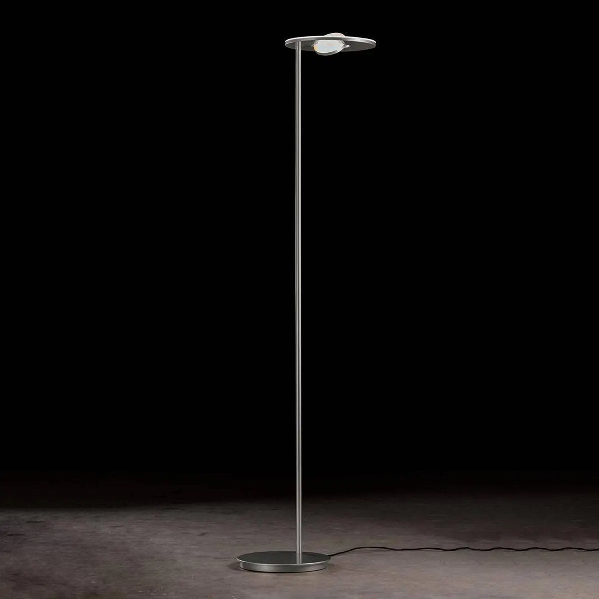 Holtkötter, Deckenfluter Nova OOG, Raumbild, moderne Lichtlösung