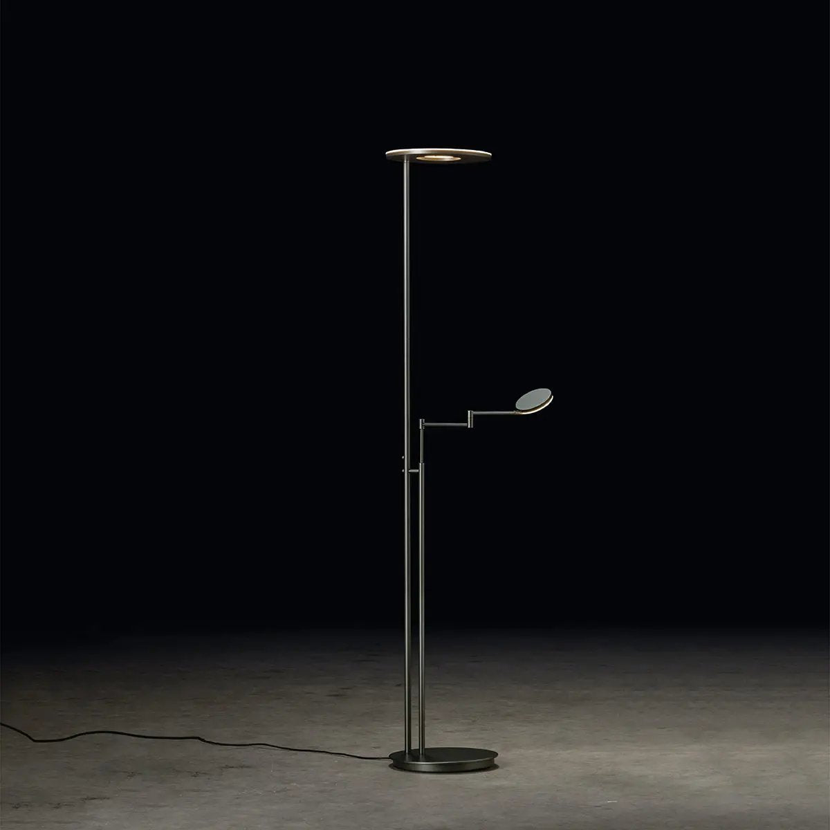 Holtkötter, Deckenfluter Nova Plano, Raumbild, moderne Lichtlösung