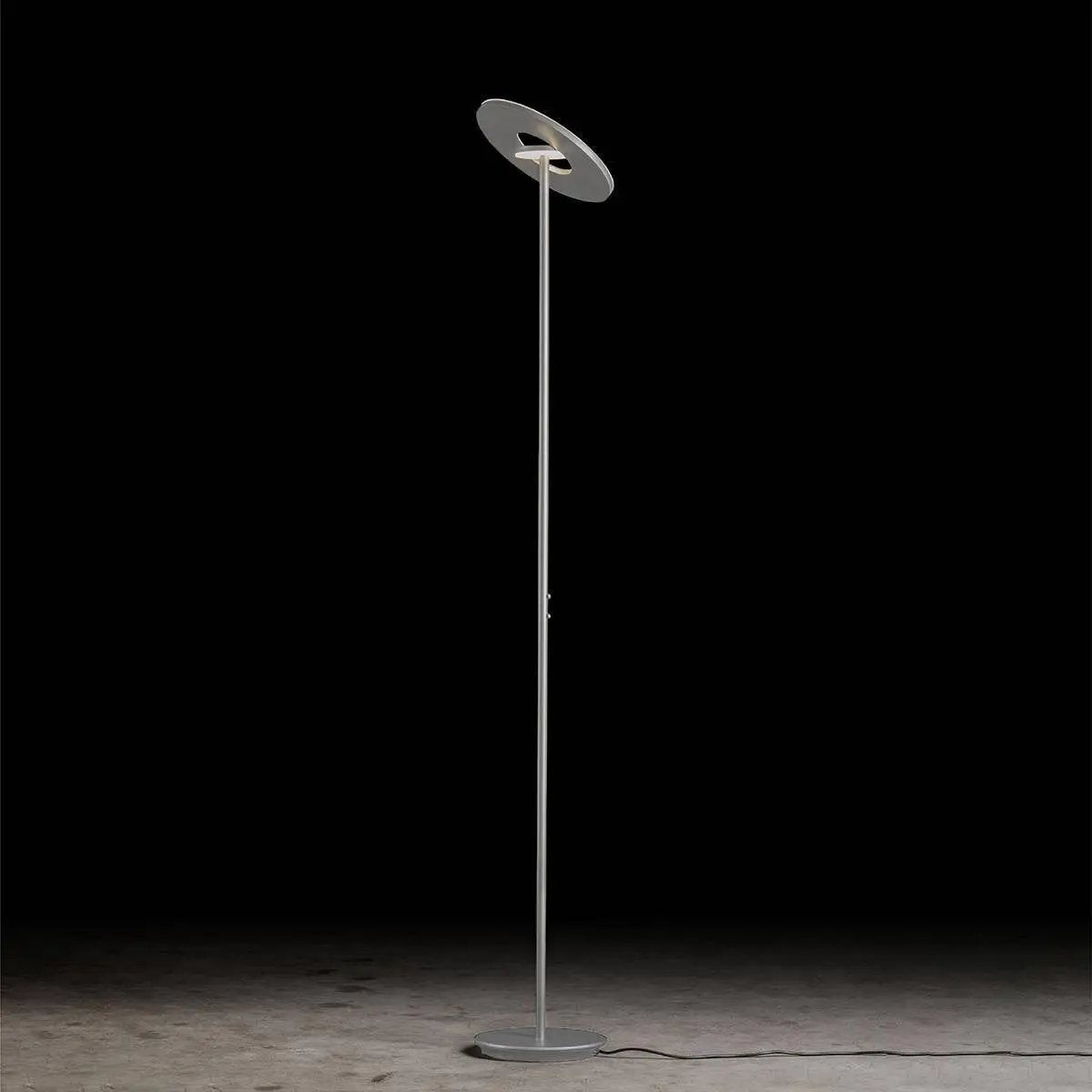 Holtkötter, Deckenfluter Nova, Raumbild, moderne Lichtlösung