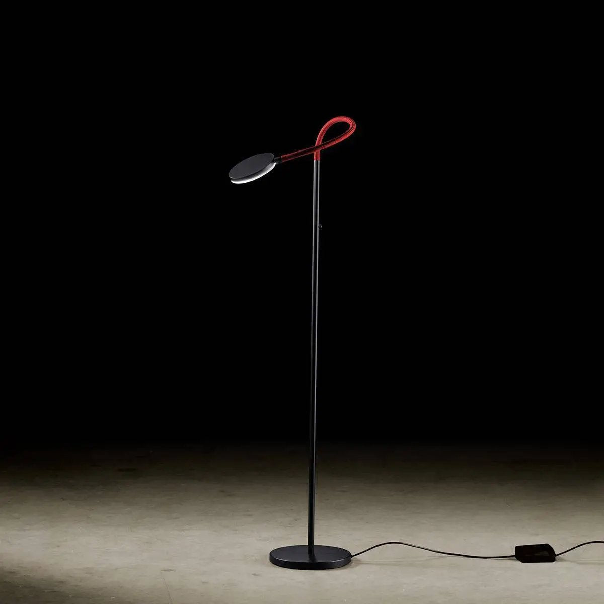 Holkötter Leselampe Bett Flex S, schwarz-rot, Vorderansicht