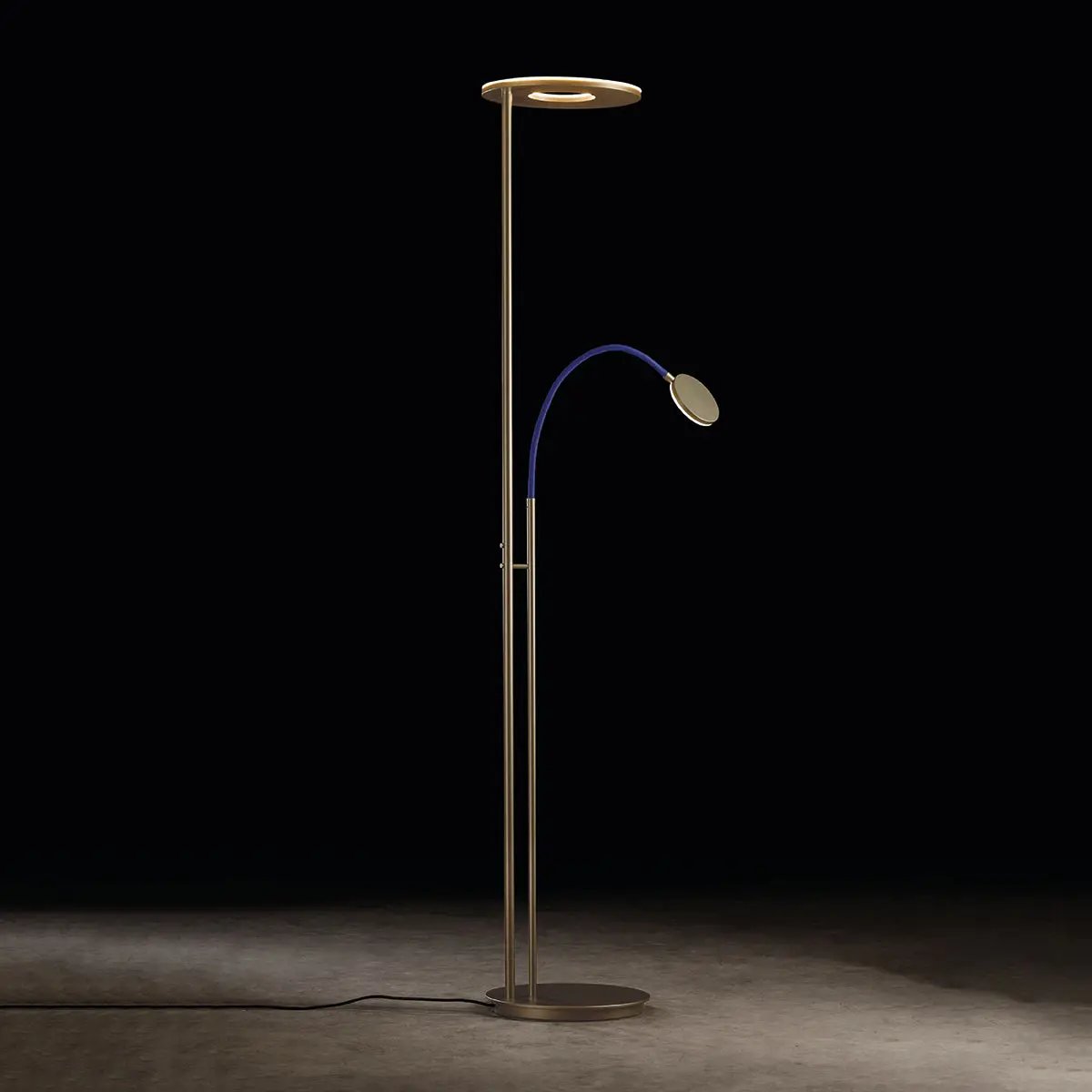 Holtkötter, Deckenfluter Nova Flex, Messing-Blau, moderne Lichtlösung